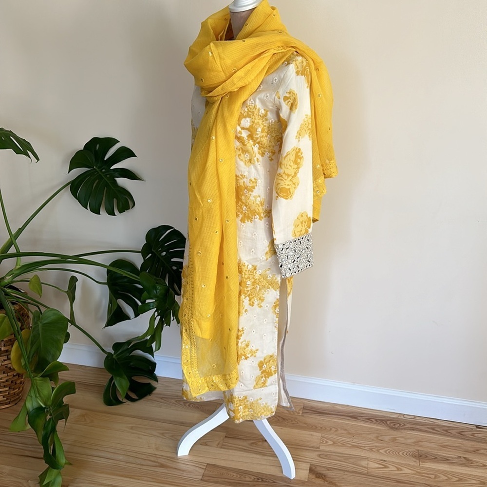 Elegant Yellow Beaded Long Sleeve Dress saree Indian wedding dress - Picture 10 of 12